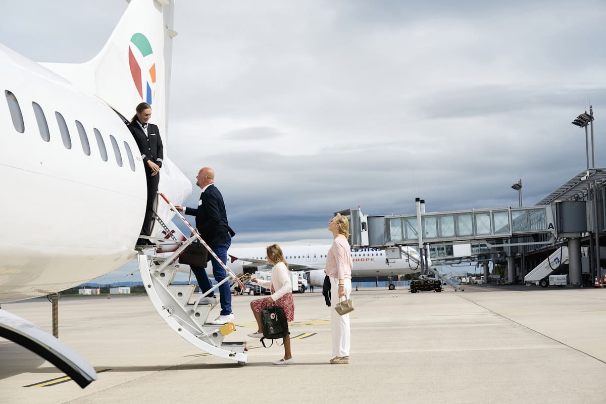 Passagiere beim Einstieg in das Flugzeug am Flughafen PAD