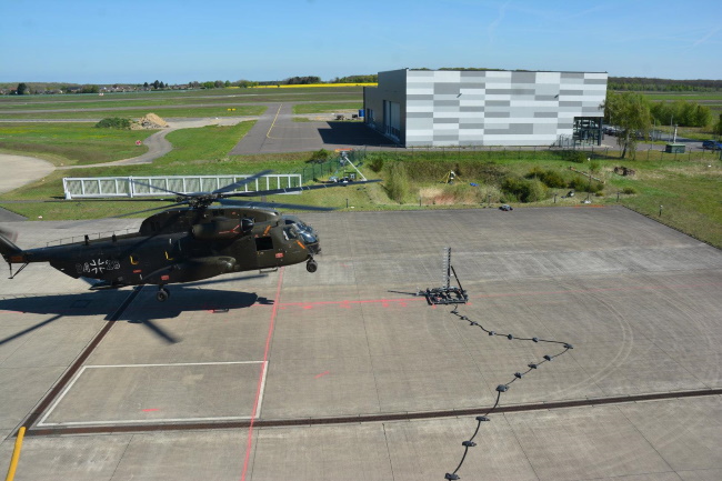 CH-53 tän­zelt über dem Roll­feld - Credit: DLR (CC BY-NC-ND 3.0)
