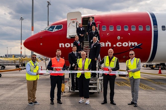 Mitarbeiter vor Norwegian Flugzeug