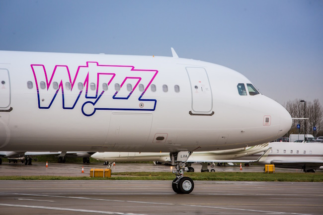 Flugzeug mit Wizz Logo