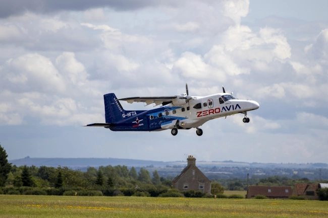Do228 beim Testflug in UK