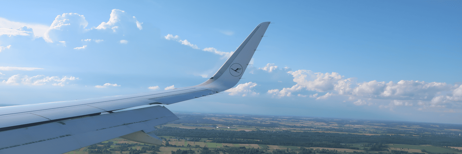 Sicht auf Flugzeugflügel im Flug