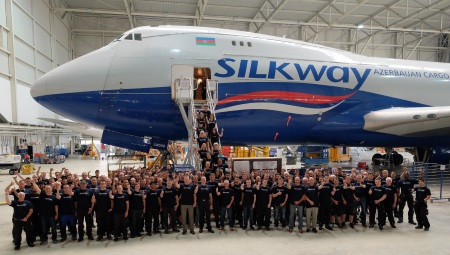 Gruppenfoto vor Boeing 747-400 von Silk Way