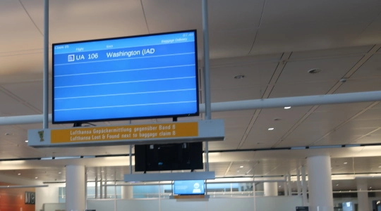 Ankunftstafel Flughafen